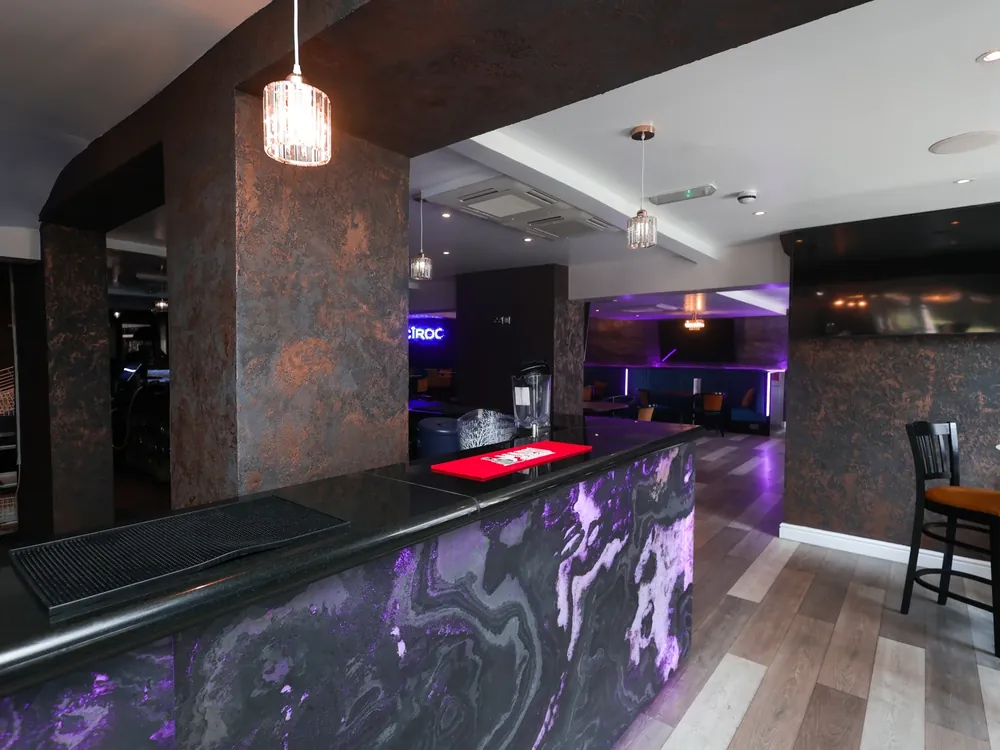 Nightclub in black and bronze textured plaster