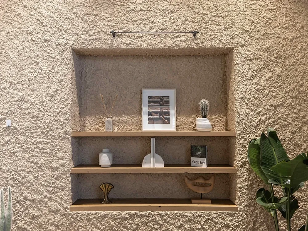 Niche in textured lime
